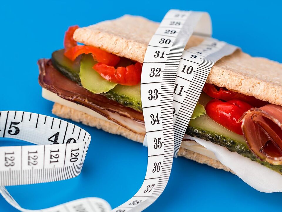 сандвич и сантиметър за диета 6 венчелистчета
