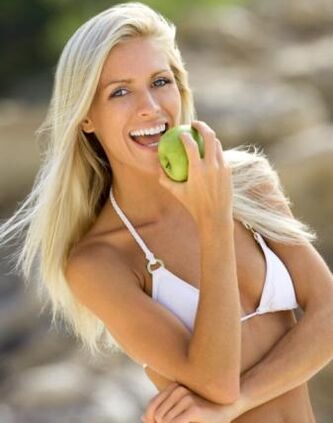 едно момиче яде ябълка за отслабване с 10 кг на месец
